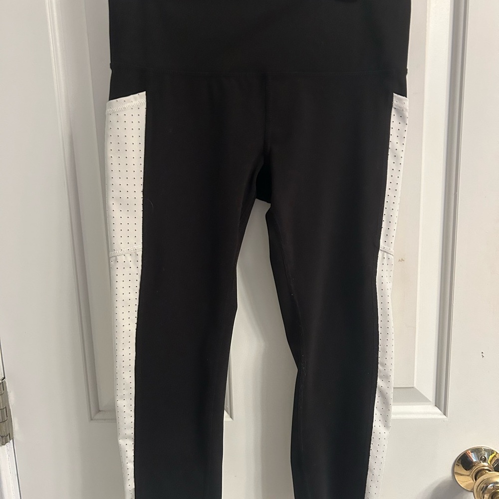 Women’s Xersion Black and White Capri Leggings